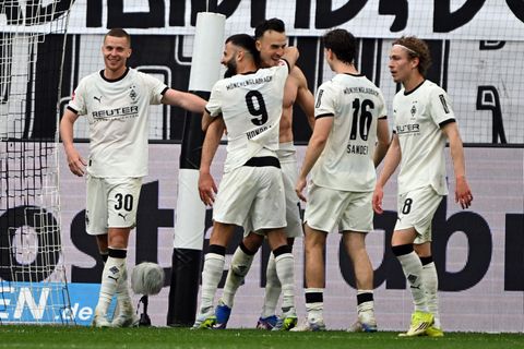 Gladbach jubelt über das Siegtor zum 1:0. Foto: Federico Gambarini/dpa