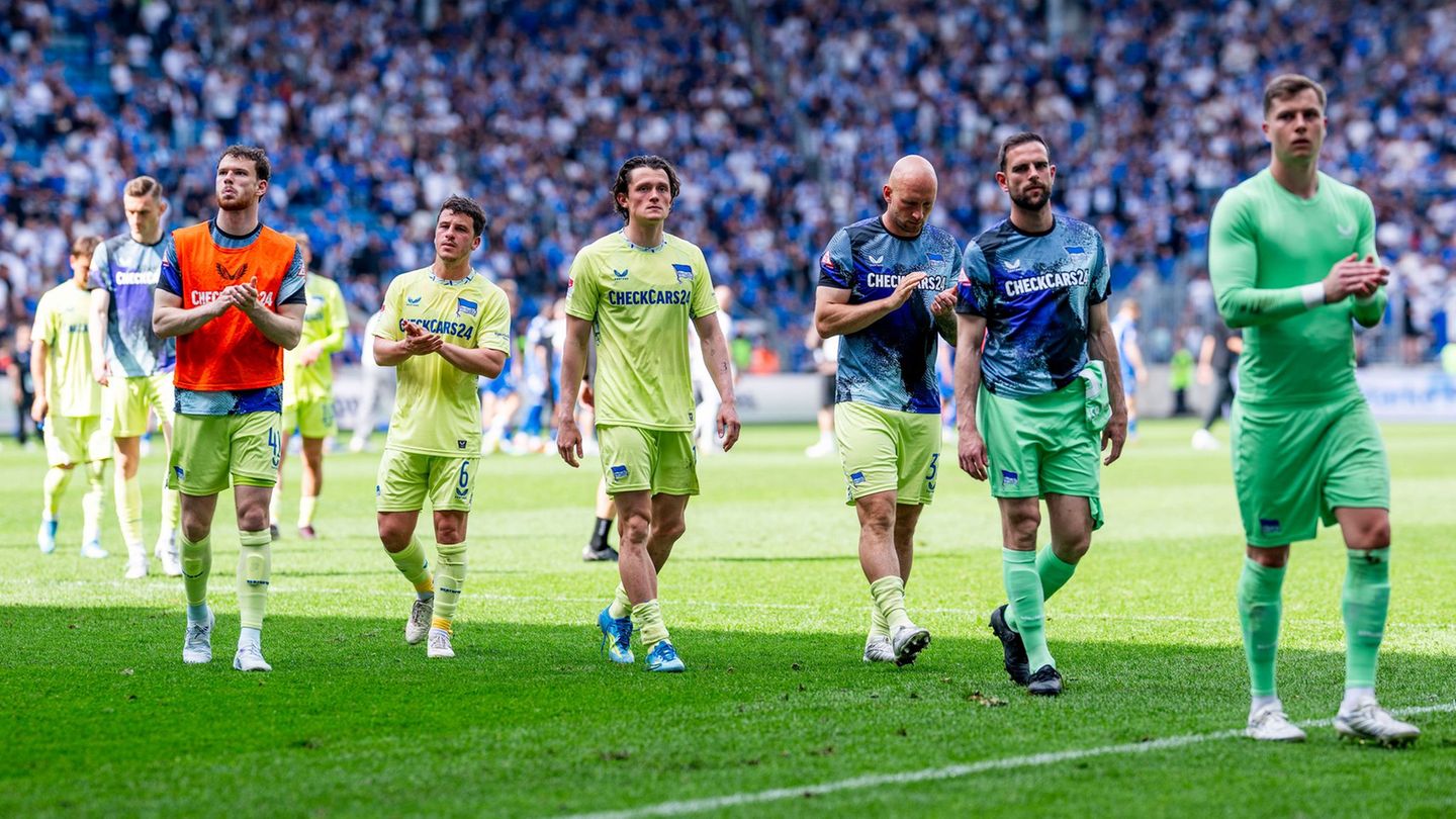 Sieger sehen anders aus als die Hertha-Spieler in Magdeburg. Foto: Julius Frick/dpa