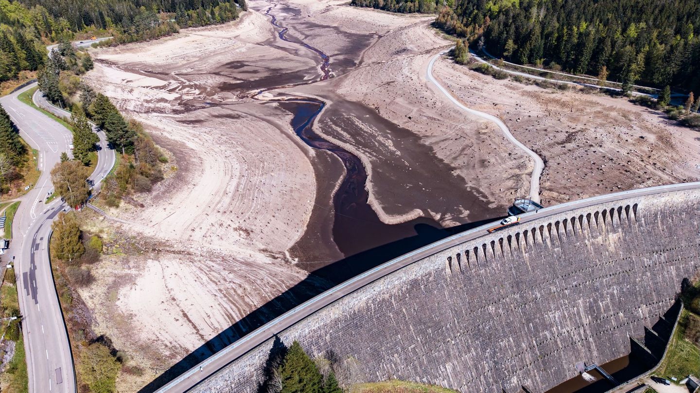 Derzeit ist der Stausee an der Schwarzenbach-Talsperre fast vollständig entleert, damit unter anderem an der Staumauer gearbeite