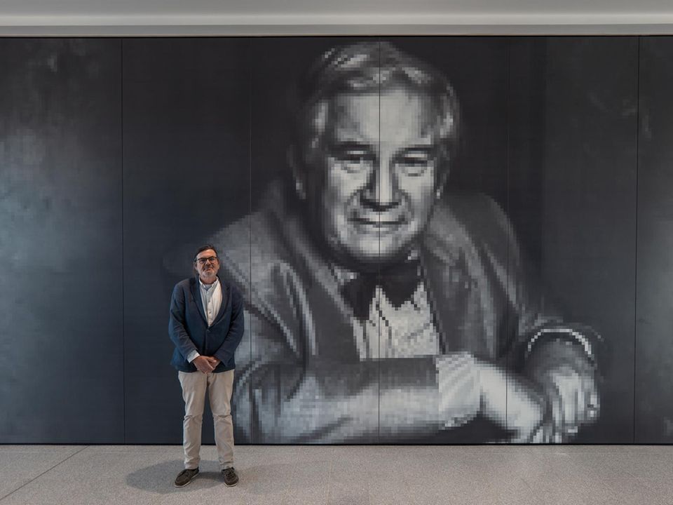 Interview Schulleiter Israel: Mann vor Porträt von Peter Ustinov