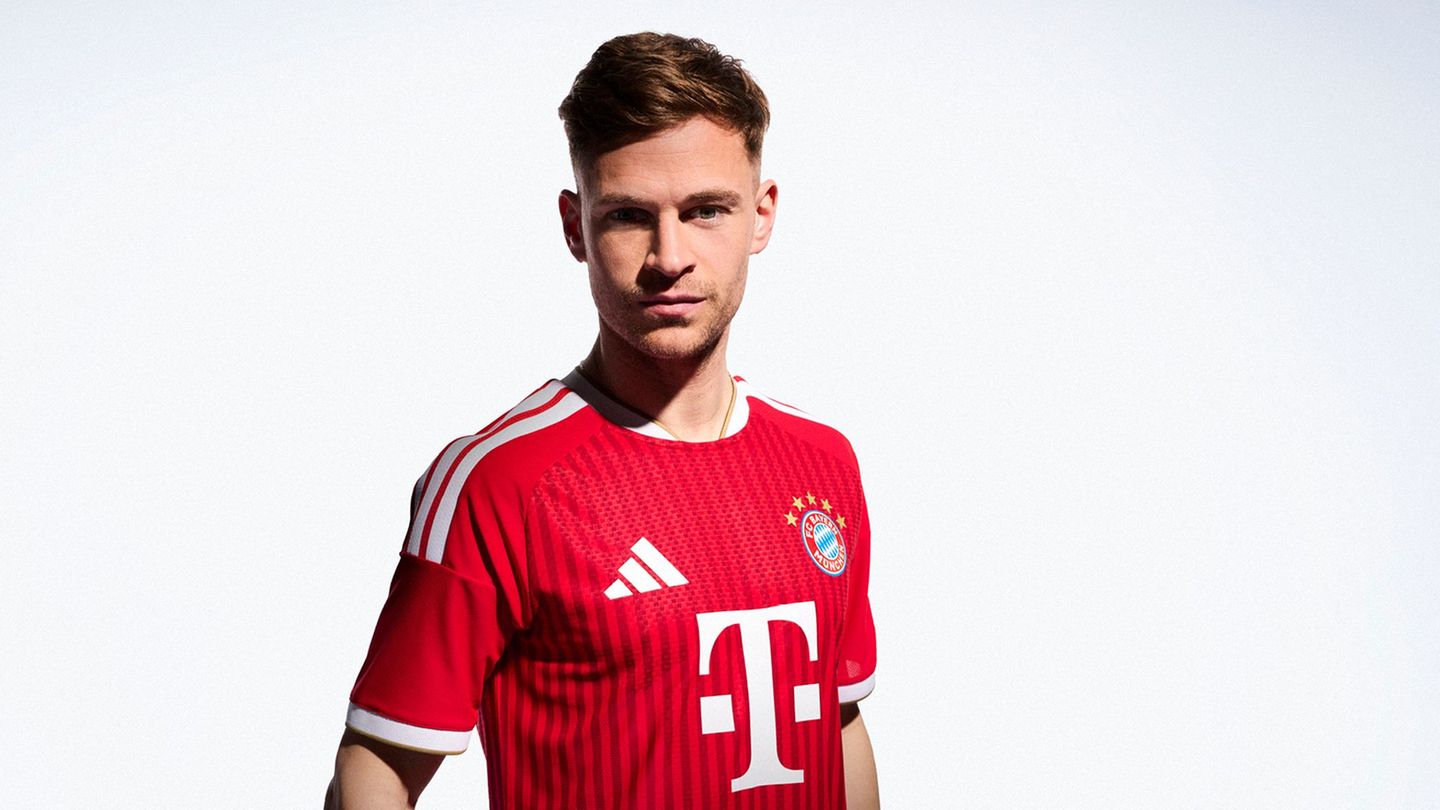 Bayern-Profi Joshua Kimmich zeigt das neue Bayern-Trikot für die kommende Saison. Foto: FC Bayern München AG/dpa