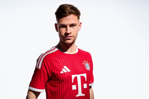 Bayern-Profi Joshua Kimmich zeigt das neue Bayern-Trikot für die kommende Saison. Foto: FC Bayern München AG/dpa