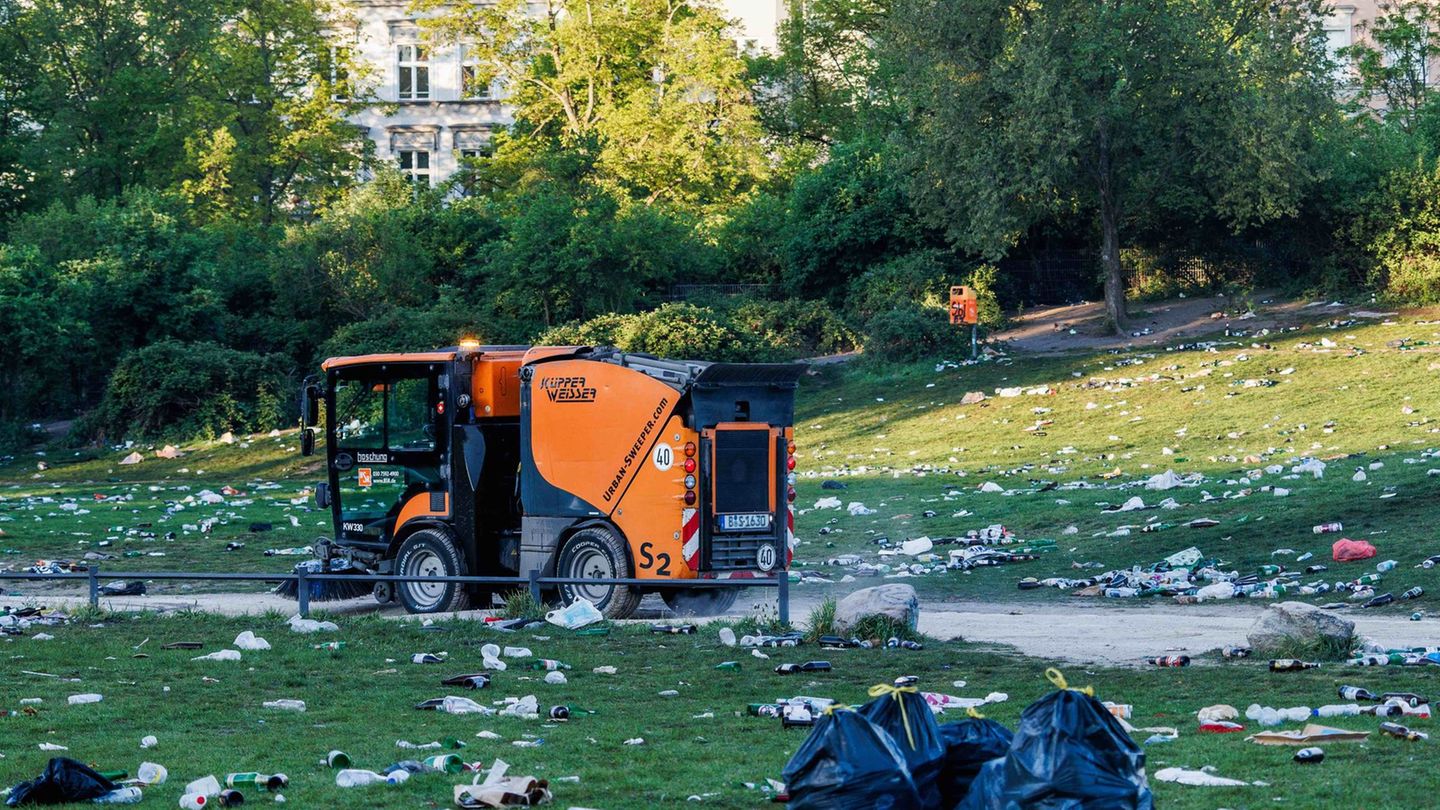Nach dem 1. Mai mit Zehntausenden feiernden Menschen in Berlin-Kreuzberg sind Teile des Bezirks vermüllt. Foto: Carsten Koall/dp