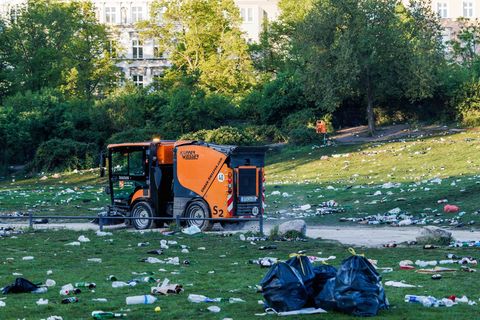 Nach dem 1. Mai mit Zehntausenden feiernden Menschen in Berlin-Kreuzberg sind Teile des Bezirks vermüllt. Foto: Carsten Koall/dp