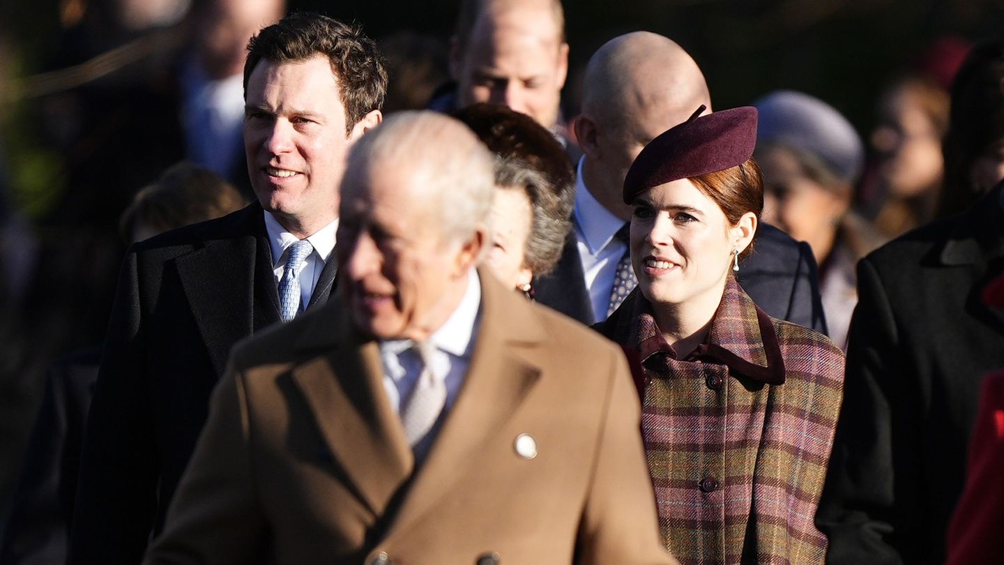 König Charles (Mitte) mit seiner Nichte Prinzessin Eugenie und deren Mann Jack Brooksbank. (Archivbild) Foto: Aaron Chown/Press