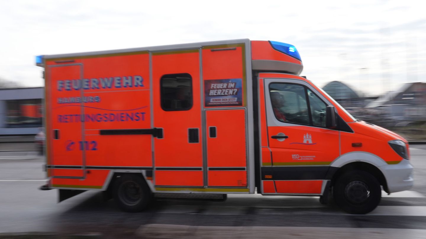 Wegen Vergiftungserscheinungen hat die Hamburger Feuerwehr drei Mitarbeiter einer Leihwagenfirma ins Krankenhaus gebracht. (Symb