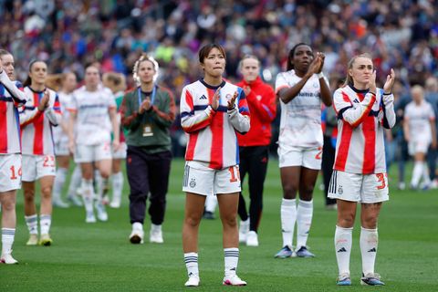 Raus mit Applaus: die Bayern-Frauen mit Momoko Tanikawa (Vordergrund) in Barcelona. Foto: Joan Monfort/AP/dpa