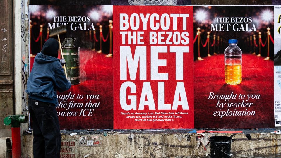 „Boykottiert die Met Gala von Bezos“: Protestplakate in New York