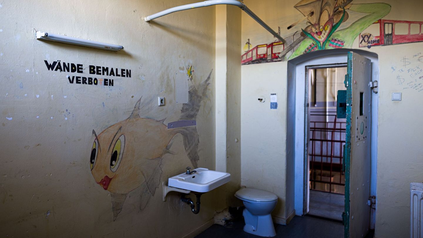 Bis auf Waschbecken und Toiletten ist aber nicht mehr viel in den Zellen. (Archivbild) Foto: Moritz Frankenberg/dpa