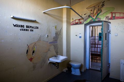 Bis auf Waschbecken und Toiletten ist aber nicht mehr viel in den Zellen. (Archivbild) Foto: Moritz Frankenberg/dpa