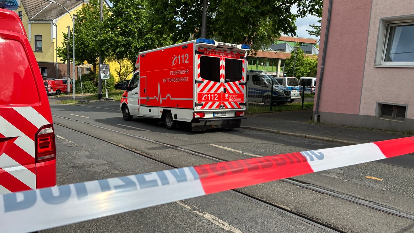 Ein Amokalarm an einer Schule hat in Bochum einen Einsatz von Polizei und Feuerwehr ausgelöst. Foto: Florentine Dame/dpa