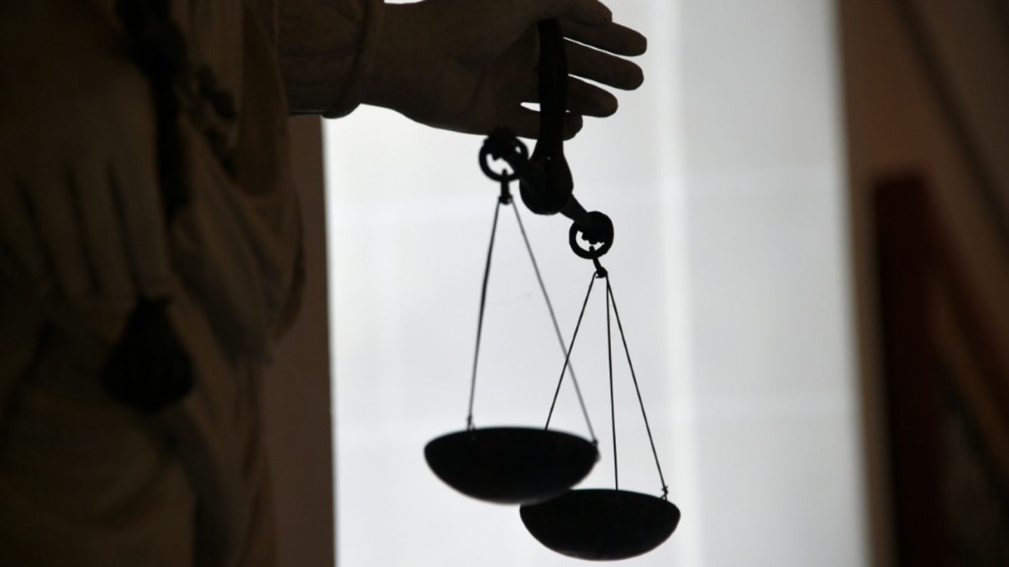 Figur mit Waage