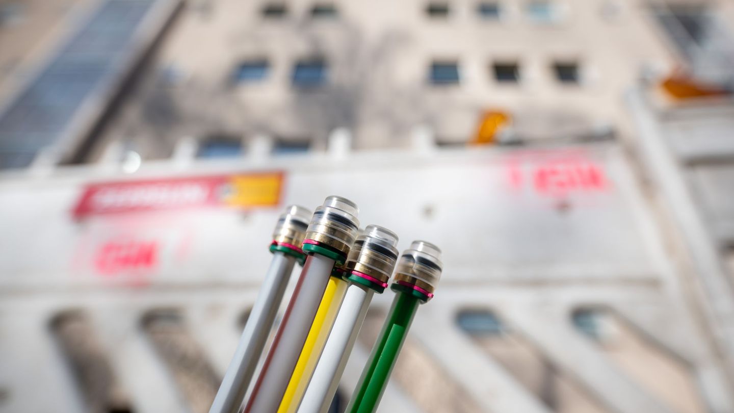 Der Glasfaser-Ausbau in Berlin schreitet voran, die Telekom hat eigenen Angaben zufolge rund eine Million Haushalte an das Netz