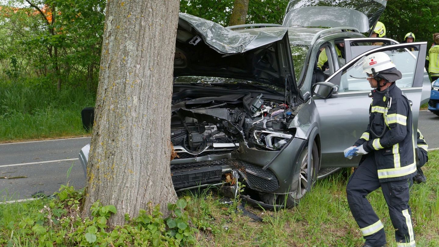 Das Auto der Familie prallte links von der Fahrbahn gegen einen Baum. Foto: Christian Müller/dpa