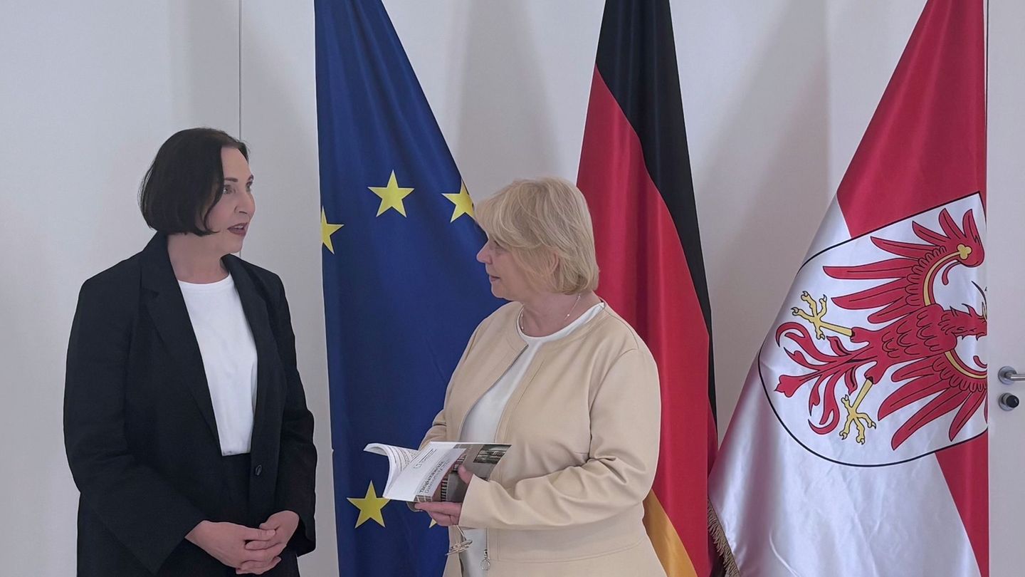 Brandenburgs Datenschutzbeauftragte Dagmar Hartge stellt ihren Bericht für 2025 vor, nachdem sie ihn Landtagspräsidentin Ulrike