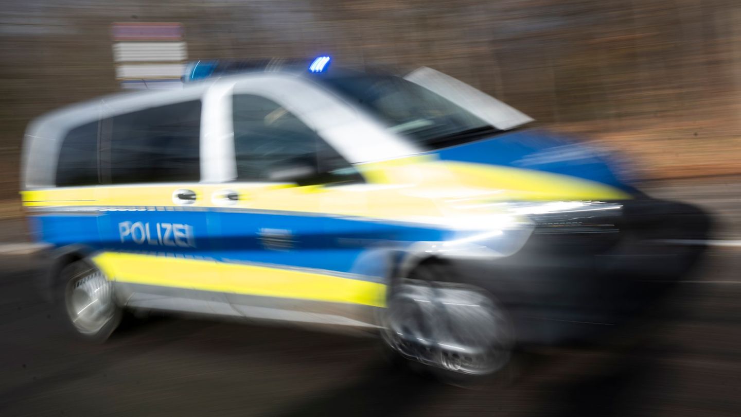 Der Mann habe vermutlich Gas und Bremse an seinem Auto verwechselt. (Symbolbild) Foto: Marijan Murat/dpa