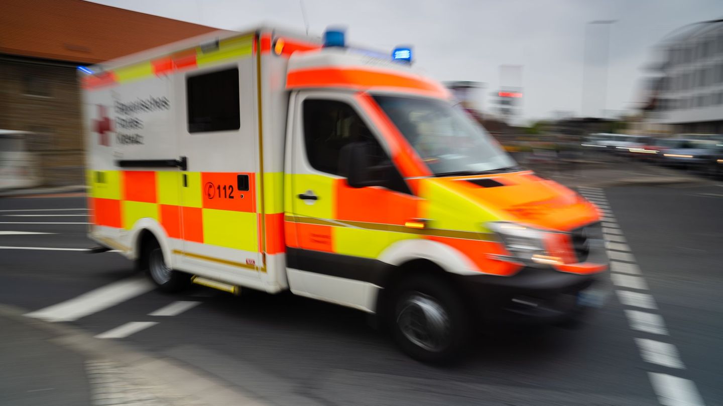 Der verletzte Pilot wurde vom Rettungsdienst in ein Krankenhaus gebracht. (Symbolbild) Foto: Nicolas Armer/dpa