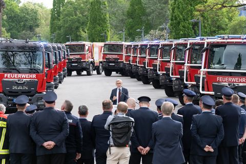 Armin Schuster (CDU), Innenminister von Sachsen, spricht anlässlich der Übergabe von 15 Feuerwehrfahrzeugen vor der Sächsischen