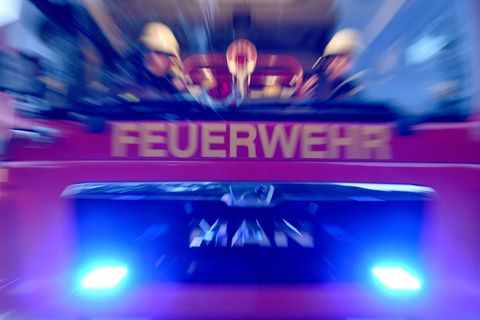 Die Ermittlungen zur Brandursache wurden aufgenommen. (Archivbild) Foto: Carsten Rehder/dpa