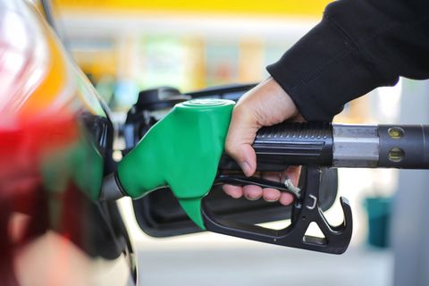 Den Tankrabatt spüren Autofahrerinnen und Autofahrer noch nicht in vollem Umfang.