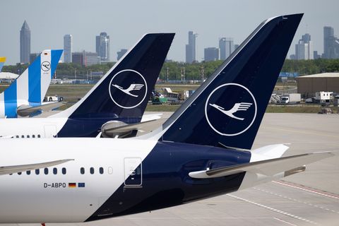 Die Lufthansa investiert in ihren Service an Bord. (Archivbild) Foto: Boris Roessler/dpa