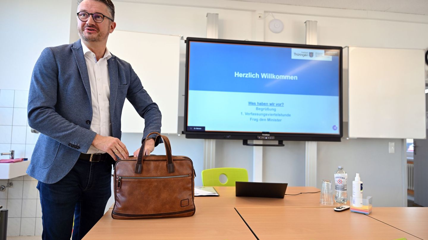 Thüringens Bildungsminister Christian Tischner (CDU) hat sich über datengestützte Schulentwicklung informiert. (Archivbild) Foto