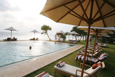 Ein Kläger darf den Reisepreis mindern, weil in seinem Urlaub die Liegen am Hotelpool mit Handtüchern reserviert waren. (Symbolb