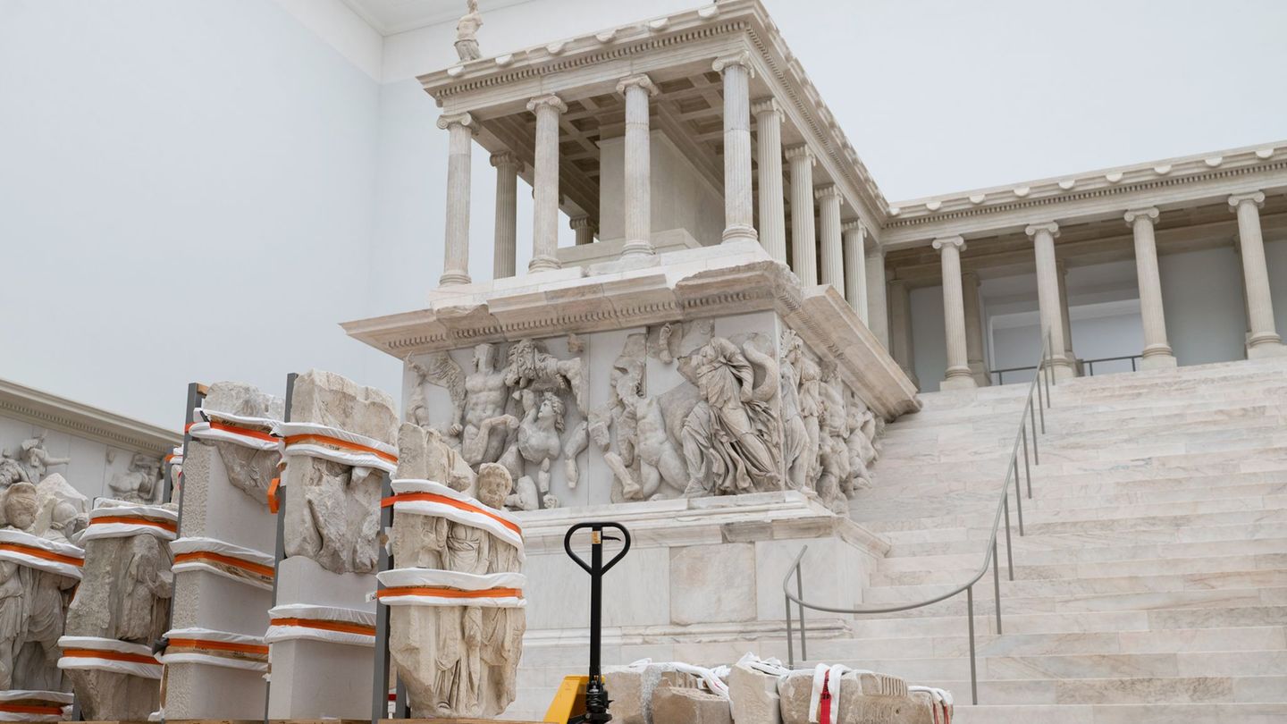 Derzeit für Besucher geschlossen: der berühmte Pergamonaltar. (Archivbild) Foto: Markus Lenhardt/dpa