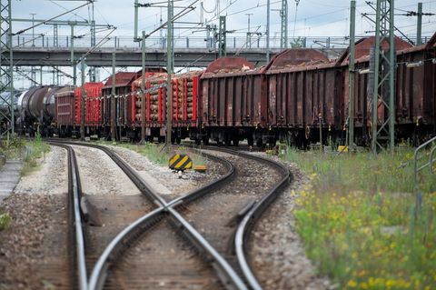 Der 20-Jährige war von einem Brückengeländer auf das Zugdach gesprungen. (Symbolbild) Foto: Sven Hoppe/dpa