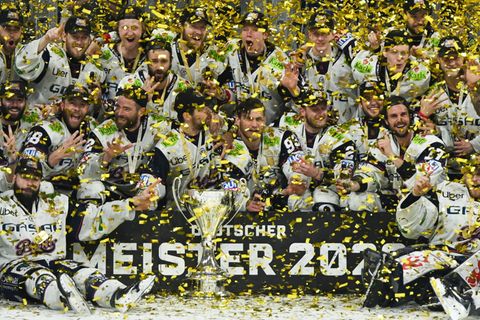 Konfetti für den Meister: Die Eisbären Berlin haben es wieder geschafft. Foto: Florian Wiegand/dpa