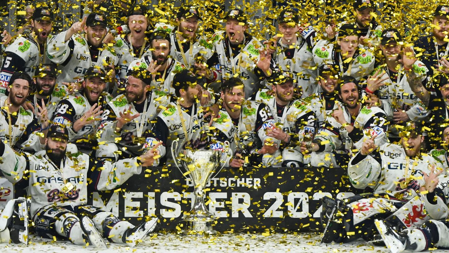 Konfetti für den Meister: Die Eisbären Berlin haben es wieder geschafft. Foto: Florian Wiegand/dpa
