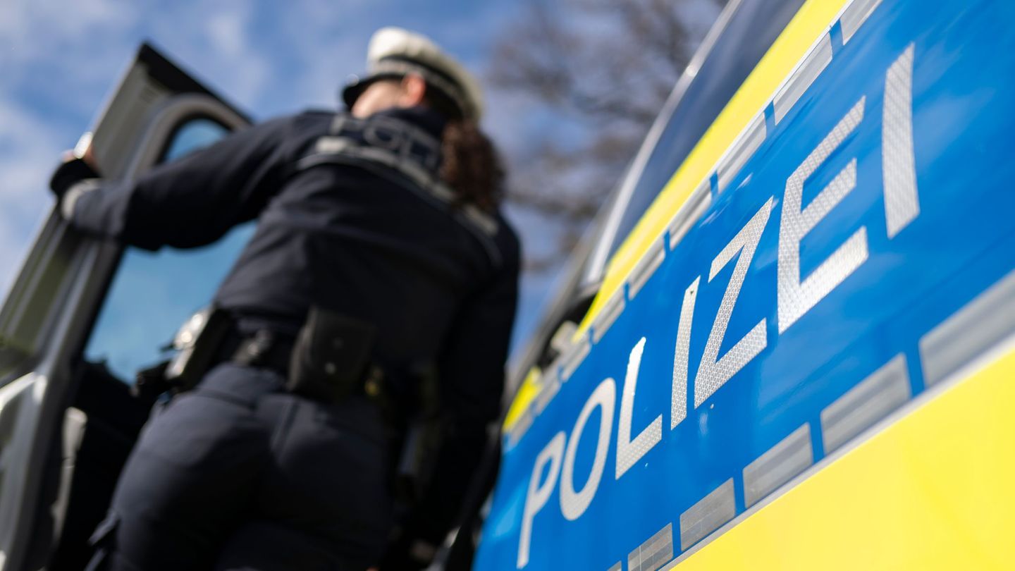 Der Mann ist aus bislang unbekanntem Grund vor der Polizei davongelaufen. (Symbolbild) Foto: Marijan Murat/dpa