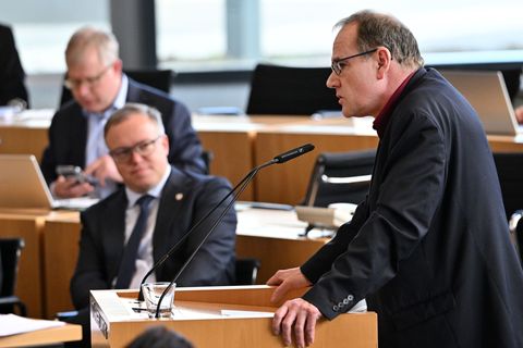 Hat die Thüringer Landesregierung die Fortschreibung der Klimaschutzstrategie verpasst? Umweltminister Tilo Kummer (BSW) sieht s