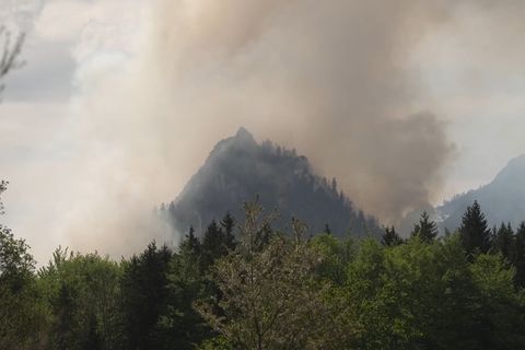Dichter Rauch ist über dem Berg zu sehen. Foto: Gabriel Neumayr/dpa