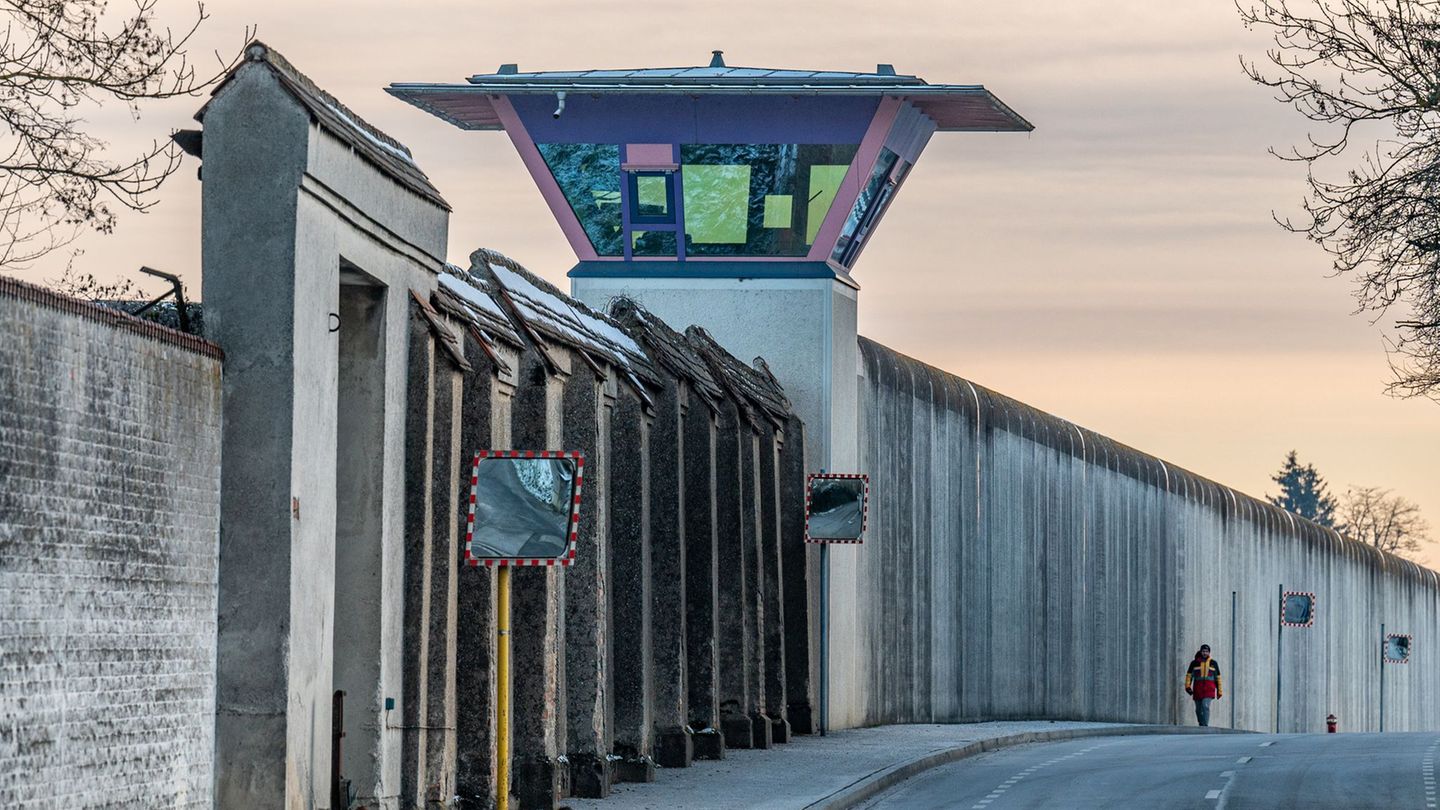 Ein Insasse der JVA Straubing ist eineinhalb Jahre nach einem Angriff gestorben. (Archivbild) Foto: Armin Weigel/dpa
