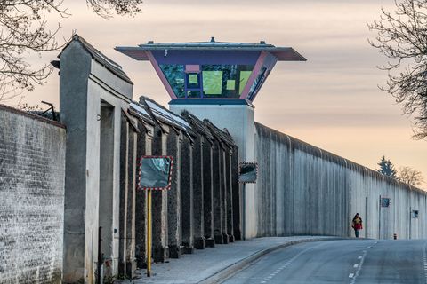 Ein Insasse der JVA Straubing ist eineinhalb Jahre nach einem Angriff gestorben. (Archivbild) Foto: Armin Weigel/dpa