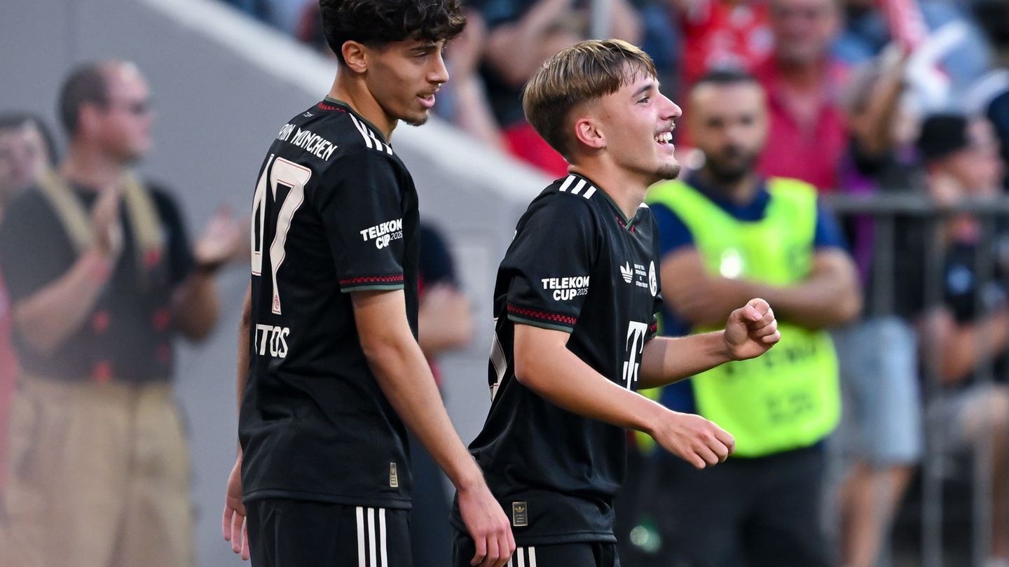 Teenager David Santos Daiber (links) kam in der Saison zweimal in der Bundesliga zum Einsatz. (Archivbild) Foto: Sven Hoppe/dpa