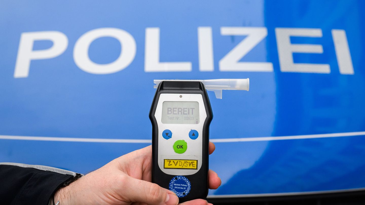 Der Verdächtige hat laut Polizei den Atemalkoholtest verweigert. (Symbolbild) Foto: Julian Stratenschulte/dpa