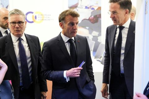 Starmer, Macron und Rutte (von l. nach r.) in Eriwan