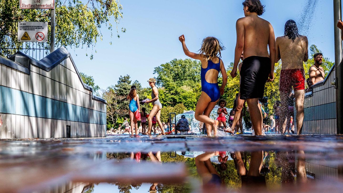Das warme Wetter zog tausende Gäste ins Freibad. (Archivbild) Foto: Carsten Koall/dpa