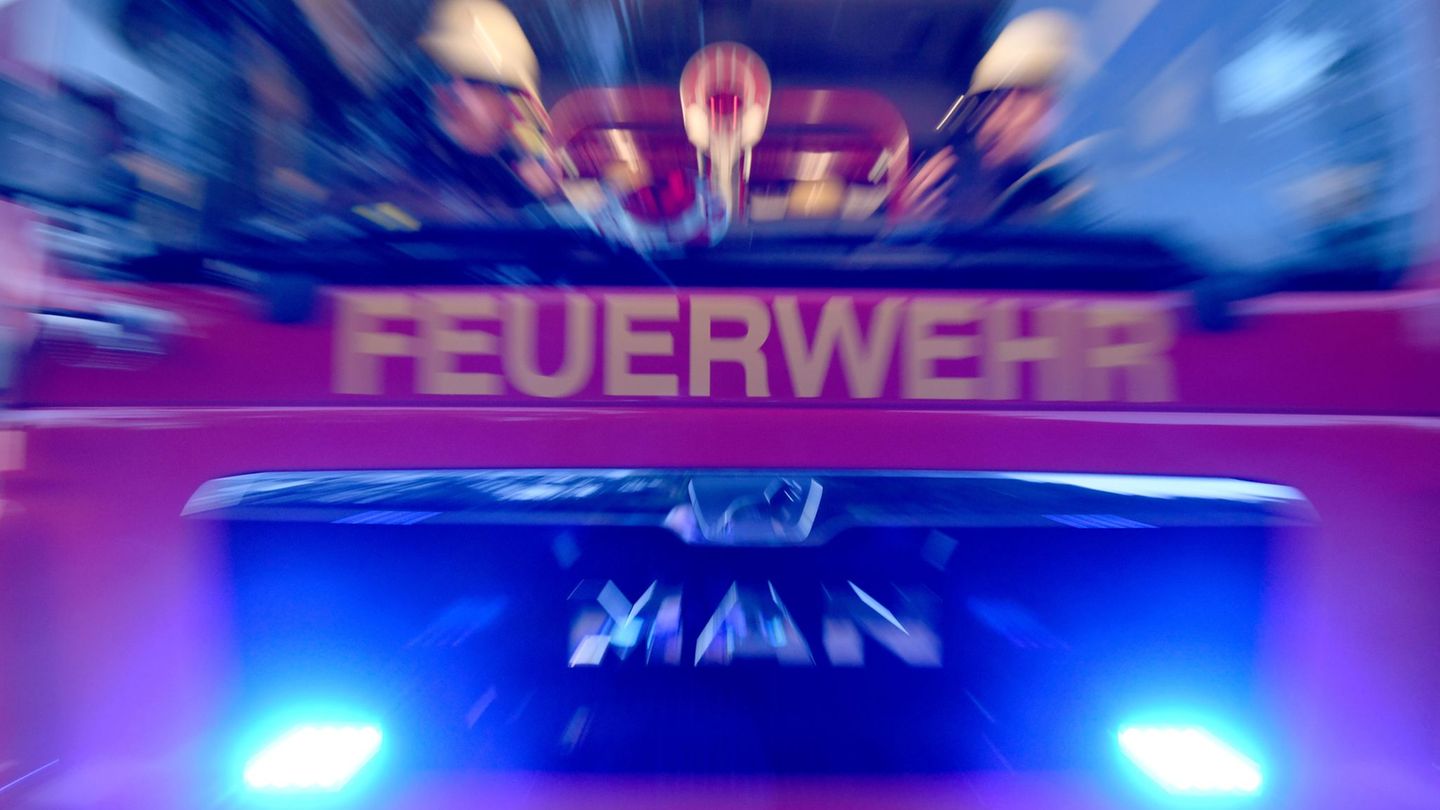 Nach einem Unfall im Chemieunterricht musste die Feuerwehr anrücken. (Symbolbild) Foto: Carsten Rehder/dpa