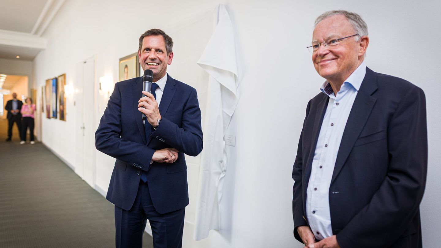 Ministerpräsident Olaf Lies (SPD, links) und dessen direkter Vorgänger Stephan Weil (auch SPD) stehen vor der Enthüllung des Por