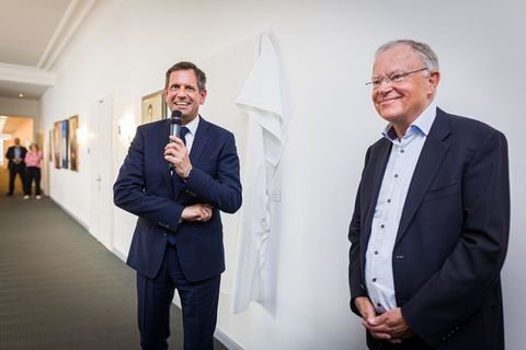 Ministerpräsident Olaf Lies (SPD, links) und dessen direkter Vorgänger Stephan Weil (auch SPD) stehen vor der Enthüllung des Por