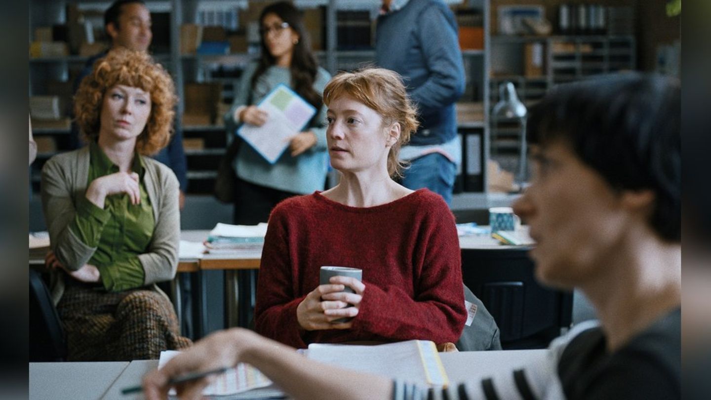 "Das Lehrerzimmer": Carla Nowak (Leonie Benesch, M.), eine junge Sport- und Mathematik-Lehrerin, fällt im Kollegium ihrer neue