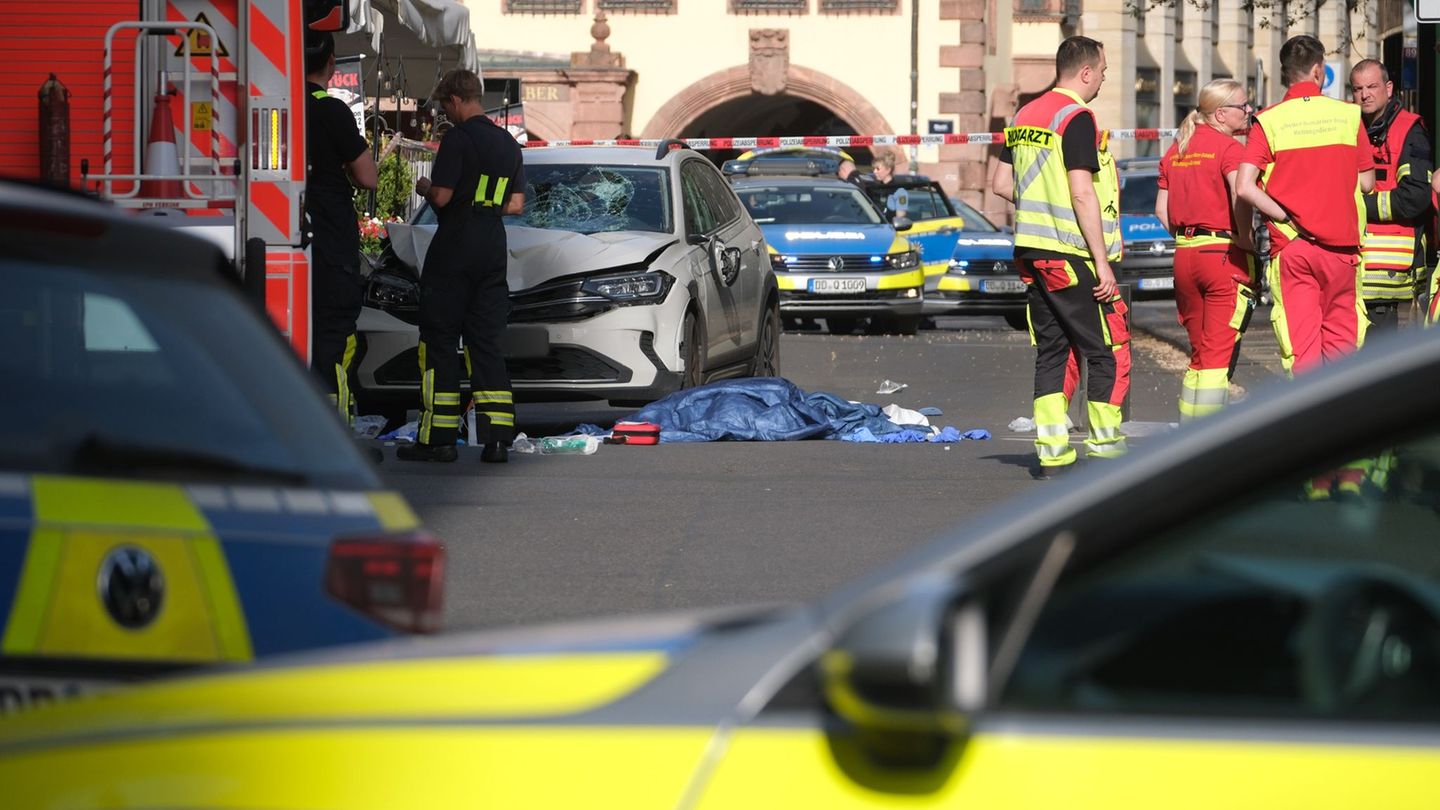Notfälle: Auto fährt in Leipzig in Menschengruppe - Tote und Verletzte