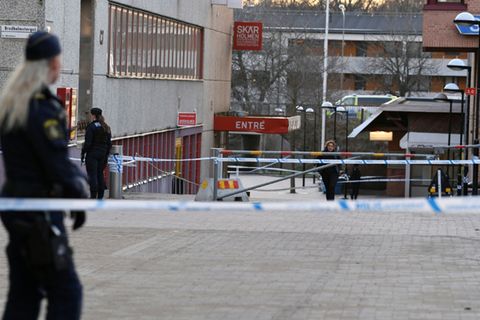 Polizisten an einem Tatort in Stockholm