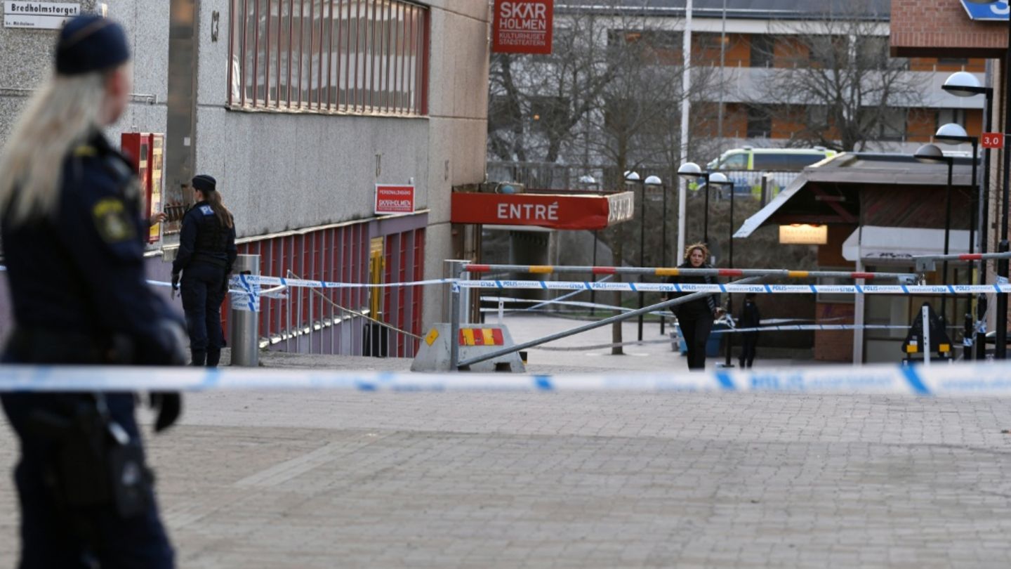 Polizisten an einem Tatort in Stockholm