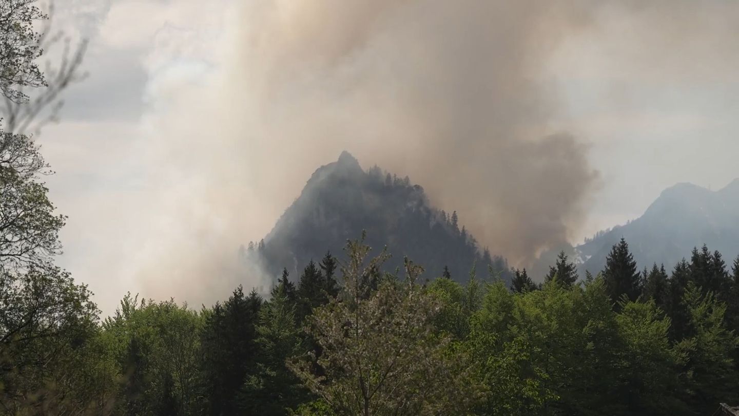 Dichter Rauch ist über dem Berg zu sehen. Foto: Gabriel Neumayr/dpa