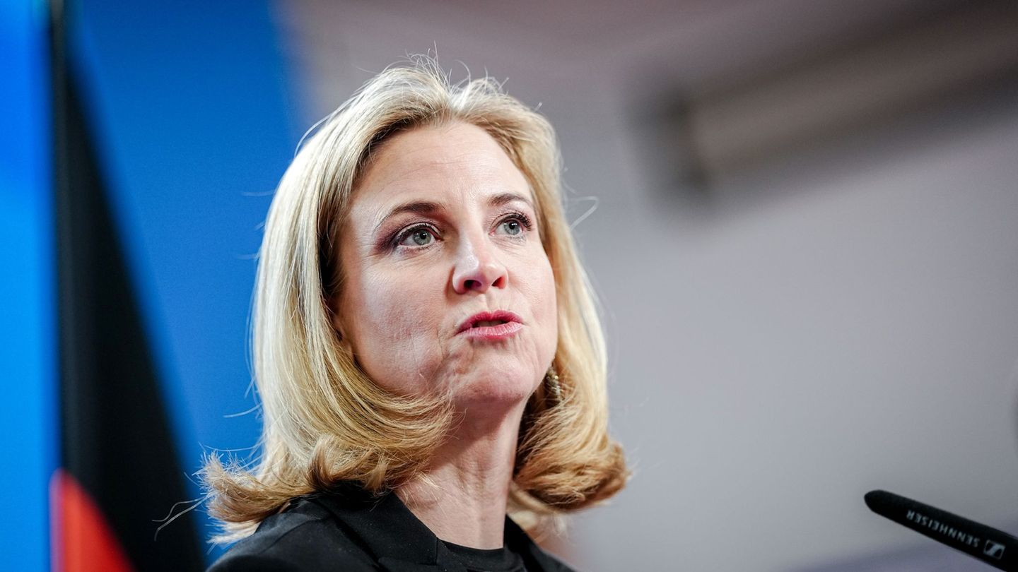 Außenministerin Meinl-Reisinger äußerte sich zu den Ausweisungen. (Archivbild) Foto: Kay Nietfeld/dpa