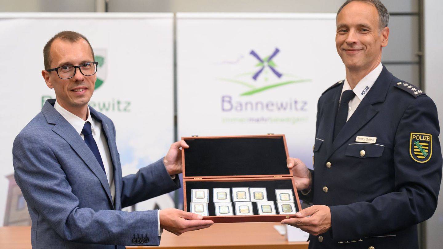 Die Dresdner Polizei übergab das gefundene Gold dem Bannewitzer Bürgermeister Heiko Wersig, der es direkt an Vereine weiterreich